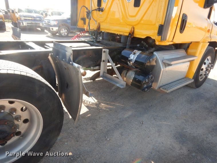 image for item ET9192 2016 Freightliner Cascadia 125  semi truck