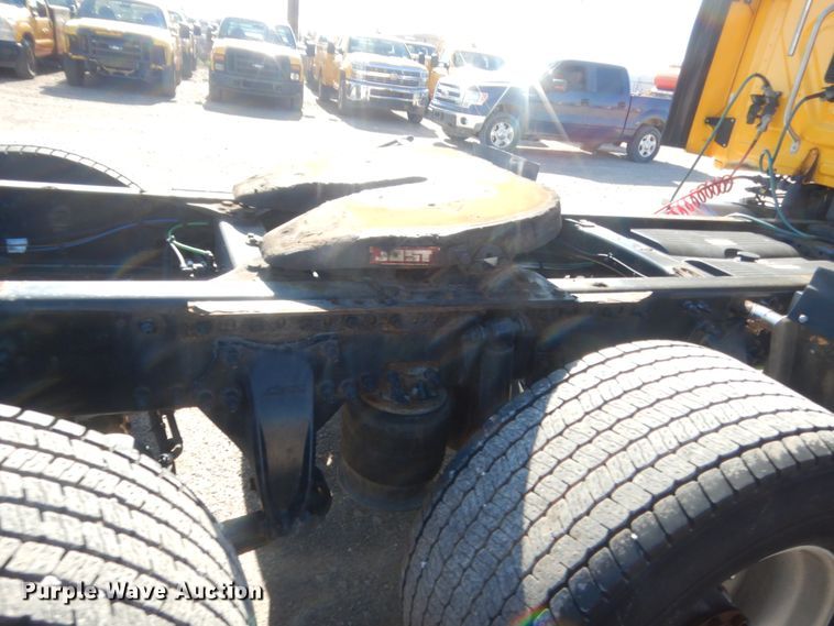 image for item ET9192 2016 Freightliner Cascadia 125  semi truck