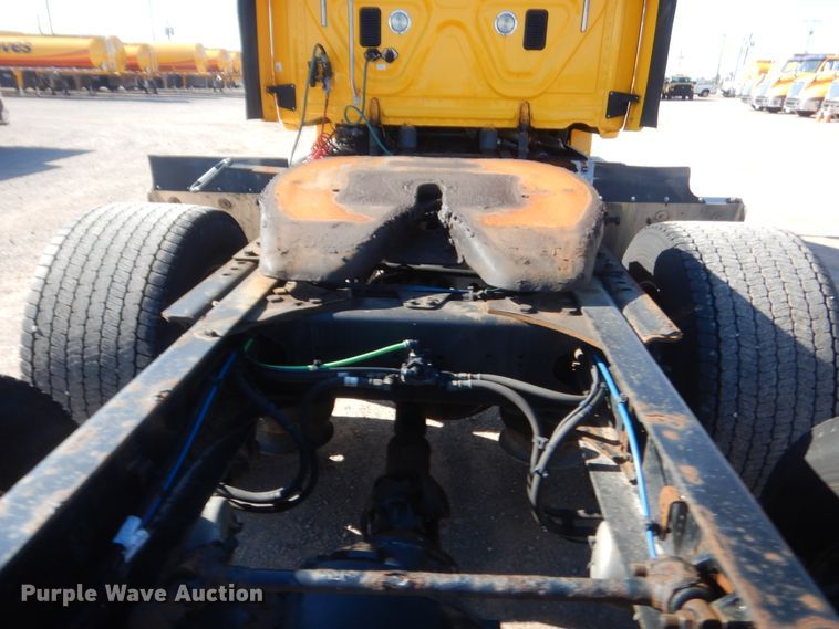 image for item ET9192 2016 Freightliner Cascadia 125  semi truck