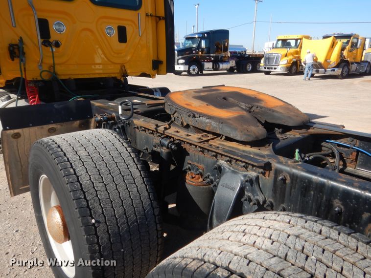 image for item ET9192 2016 Freightliner Cascadia 125  semi truck