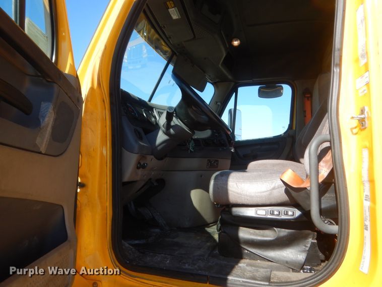 image for item ET9192 2016 Freightliner Cascadia 125  semi truck