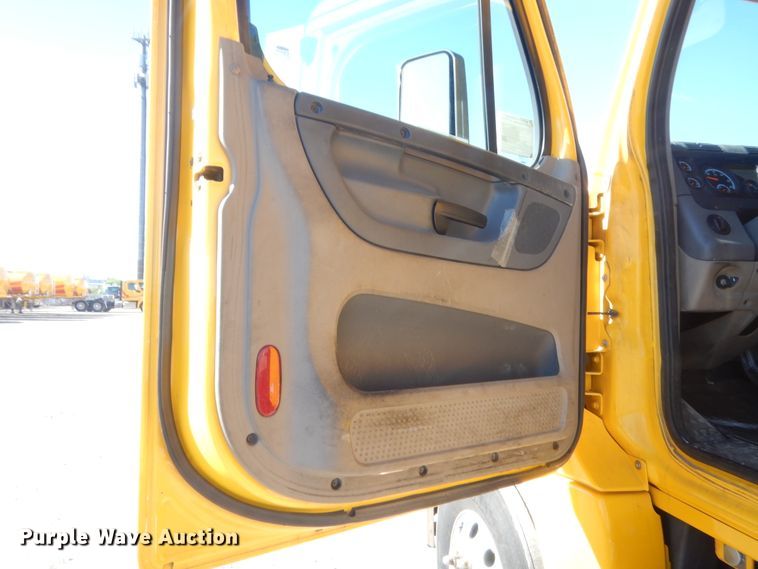 image for item ET9192 2016 Freightliner Cascadia 125  semi truck