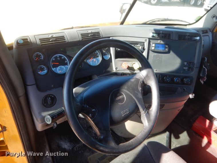 image for item ET9192 2016 Freightliner Cascadia 125  semi truck