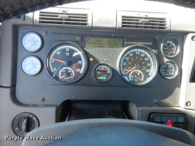 image for item ET9192 2016 Freightliner Cascadia 125  semi truck