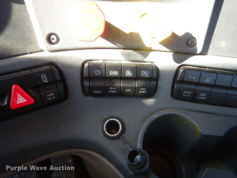 image for item ET9192 2016 Freightliner Cascadia 125  semi truck