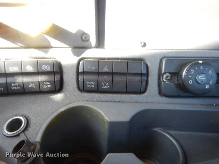 image for item ET9192 2016 Freightliner Cascadia 125  semi truck