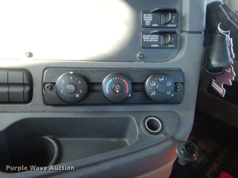 image for item ET9192 2016 Freightliner Cascadia 125  semi truck