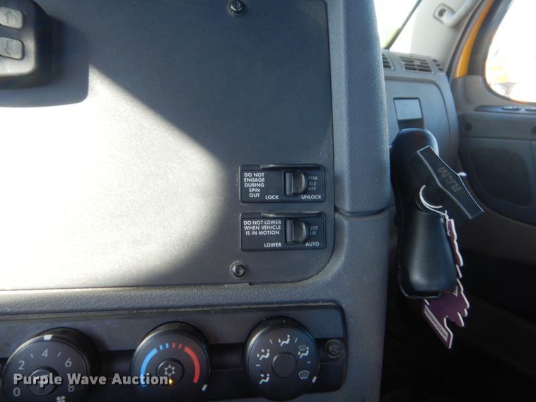 image for item ET9192 2016 Freightliner Cascadia 125  semi truck