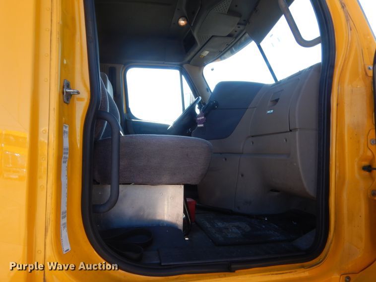 image for item ET9192 2016 Freightliner Cascadia 125  semi truck