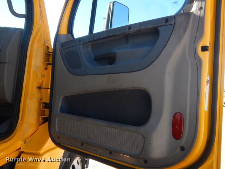 image for item ET9192 2016 Freightliner Cascadia 125  semi truck