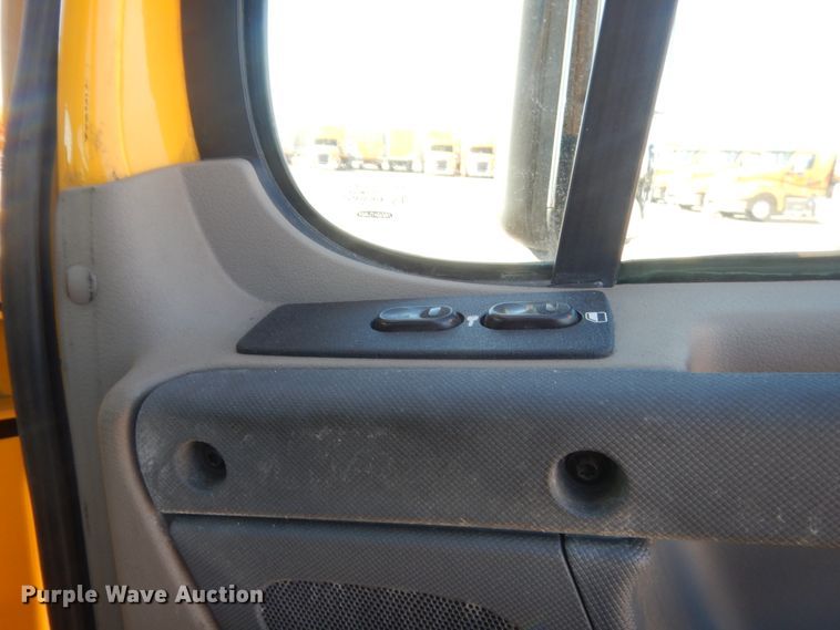 image for item ET9192 2016 Freightliner Cascadia 125  semi truck