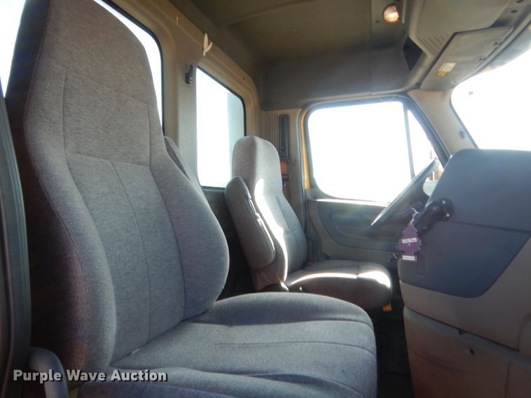 image for item ET9192 2016 Freightliner Cascadia 125  semi truck