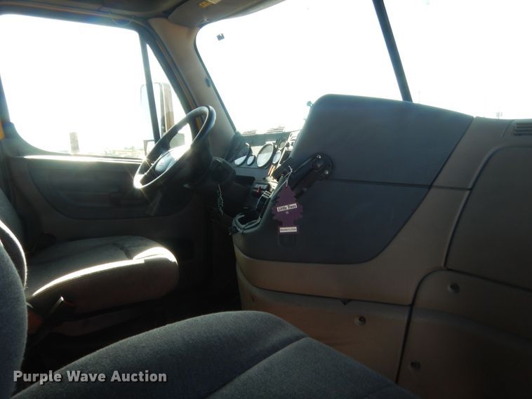 image for item ET9192 2016 Freightliner Cascadia 125  semi truck