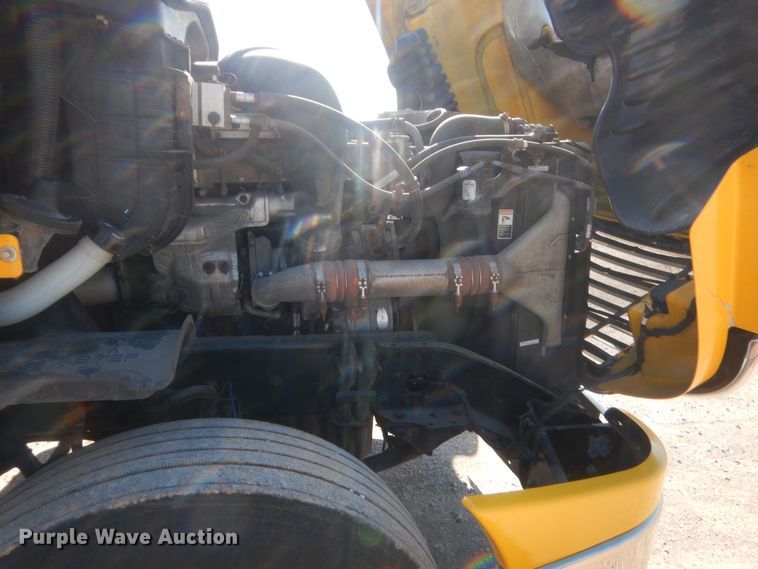 image for item ET9192 2016 Freightliner Cascadia 125  semi truck