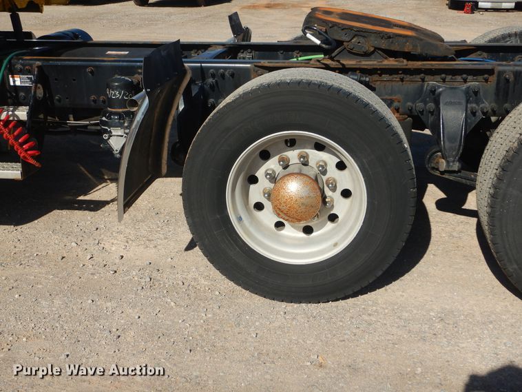 image for item ET9192 2016 Freightliner Cascadia 125  semi truck