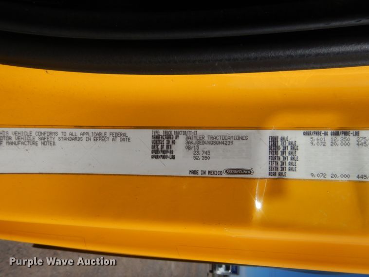 image for item ET9192 2016 Freightliner Cascadia 125  semi truck