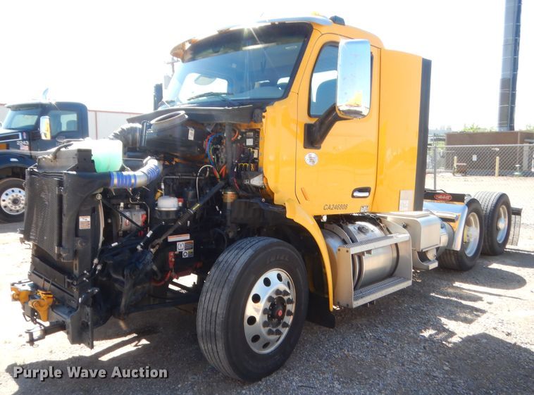 image for item ET9194 2019 Peterbilt 579  semi truck