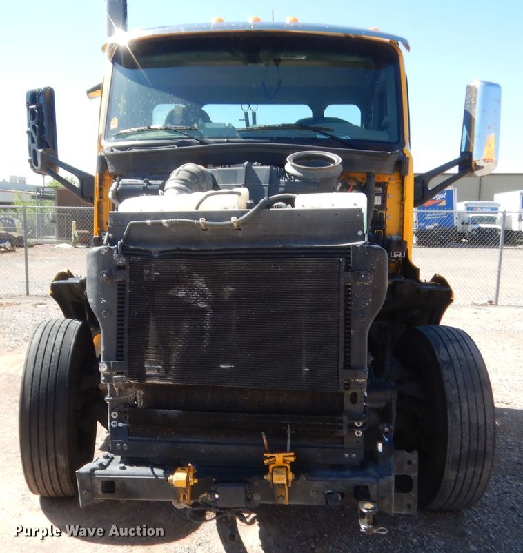 image for item ET9194 2019 Peterbilt 579  semi truck