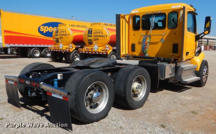 image for item ET9194 2019 Peterbilt 579  semi truck