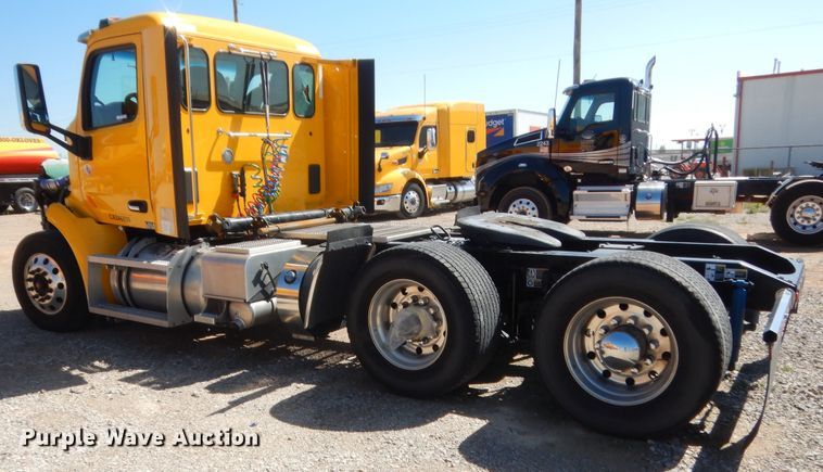 image for item ET9194 2019 Peterbilt 579  semi truck