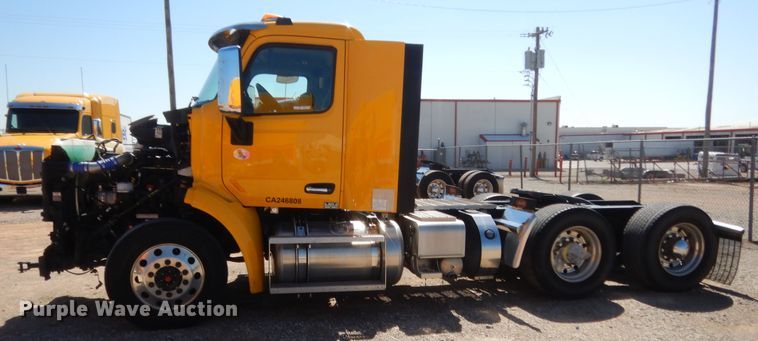 image for item ET9194 2019 Peterbilt 579  semi truck