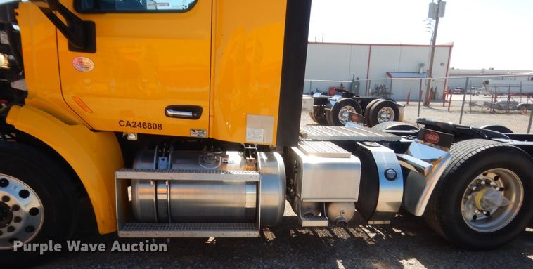 image for item ET9194 2019 Peterbilt 579  semi truck