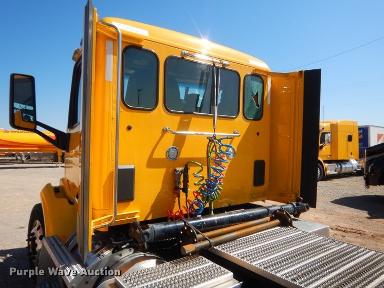 image for item ET9194 2019 Peterbilt 579  semi truck