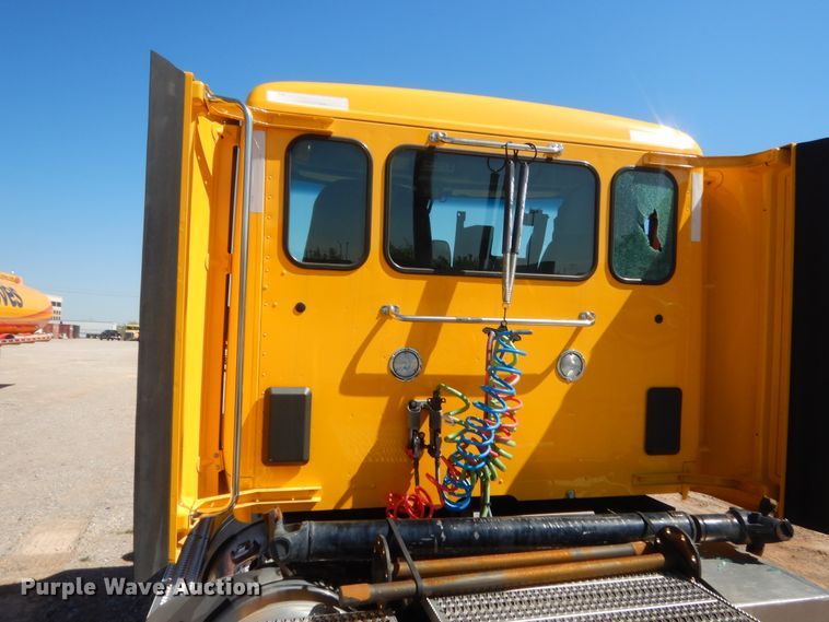 image for item ET9194 2019 Peterbilt 579  semi truck