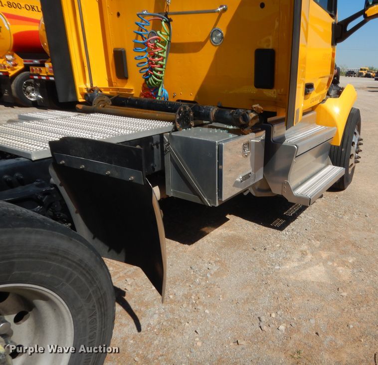 image for item ET9194 2019 Peterbilt 579  semi truck