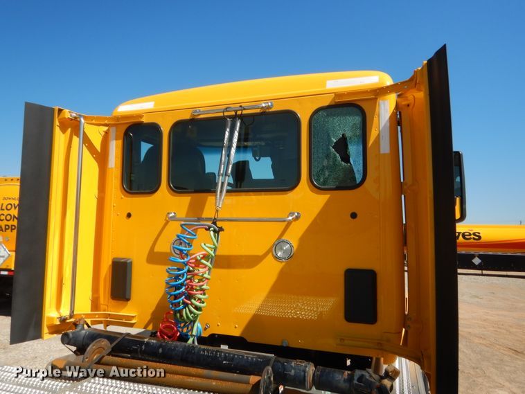 image for item ET9194 2019 Peterbilt 579  semi truck