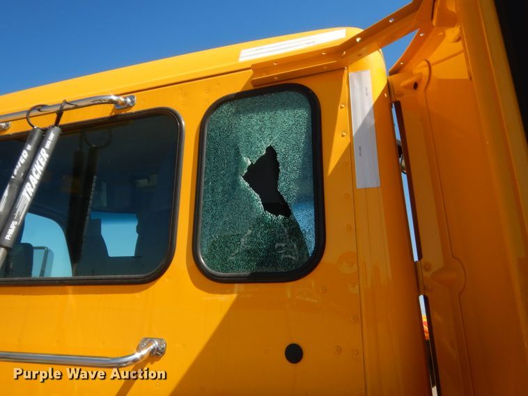 image for item ET9194 2019 Peterbilt 579  semi truck