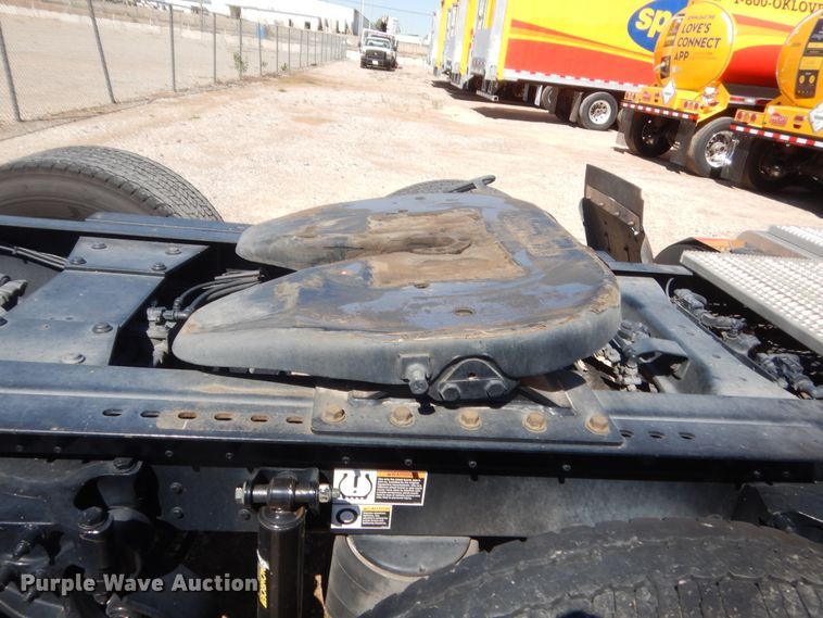 image for item ET9194 2019 Peterbilt 579  semi truck