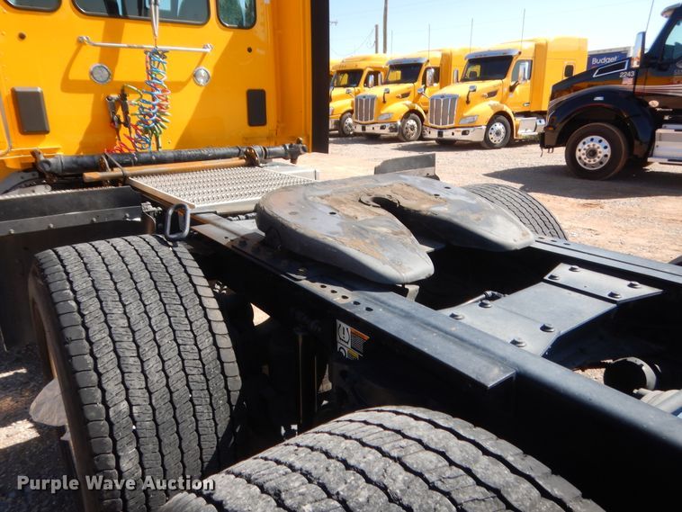 image for item ET9194 2019 Peterbilt 579  semi truck