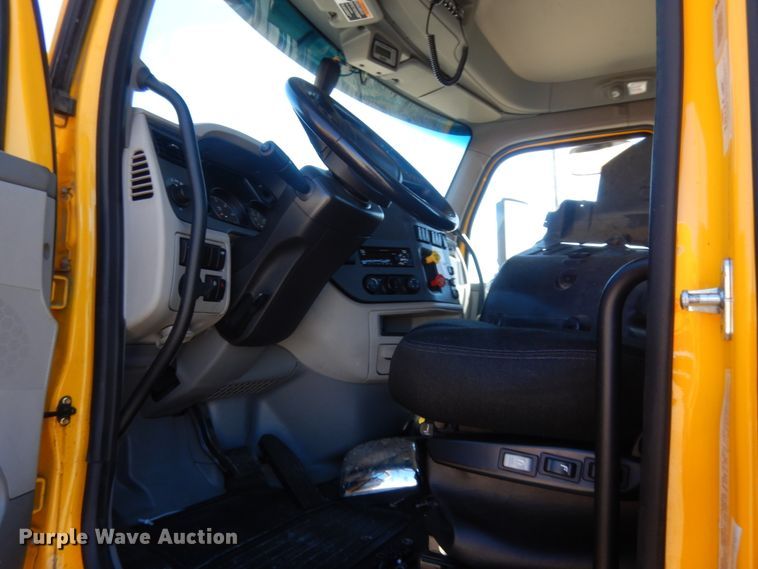 image for item ET9194 2019 Peterbilt 579  semi truck