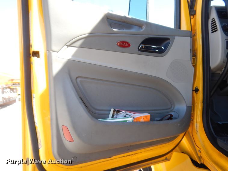 image for item ET9194 2019 Peterbilt 579  semi truck