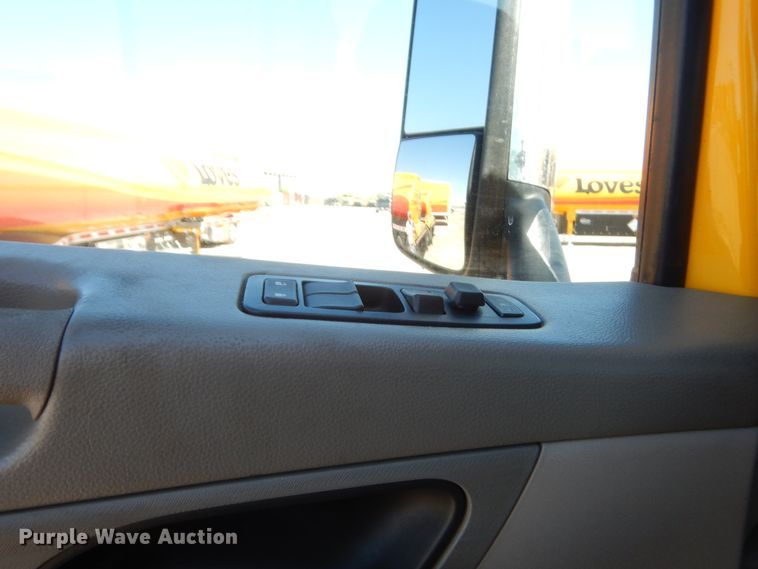 image for item ET9194 2019 Peterbilt 579  semi truck