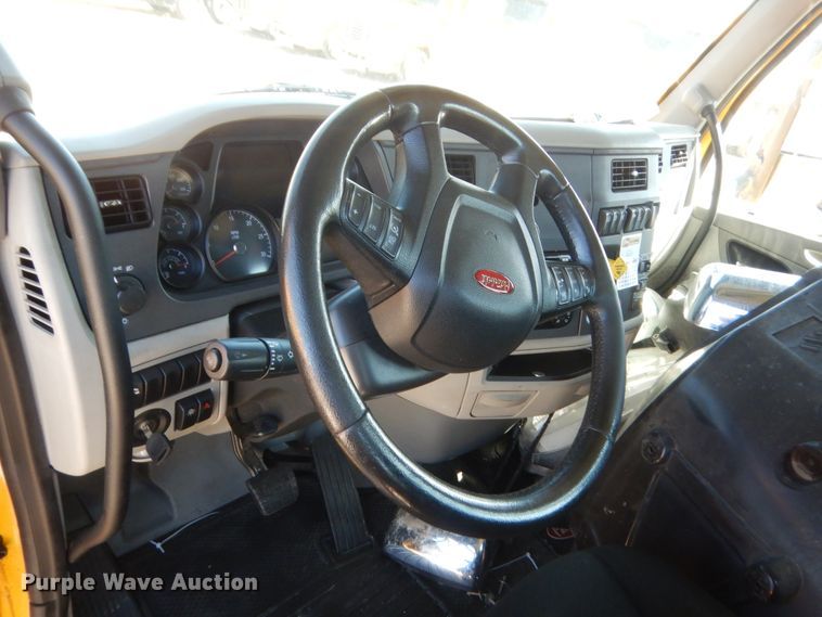 image for item ET9194 2019 Peterbilt 579  semi truck