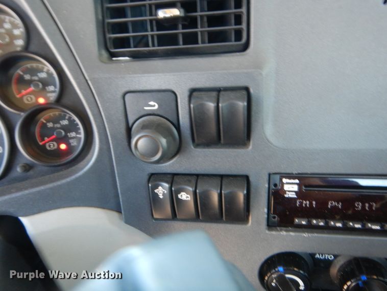 image for item ET9194 2019 Peterbilt 579  semi truck