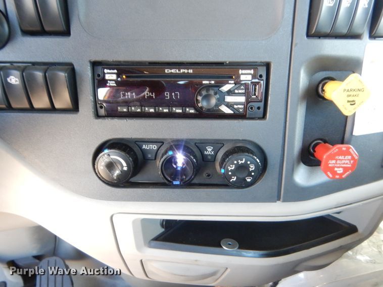 image for item ET9194 2019 Peterbilt 579  semi truck