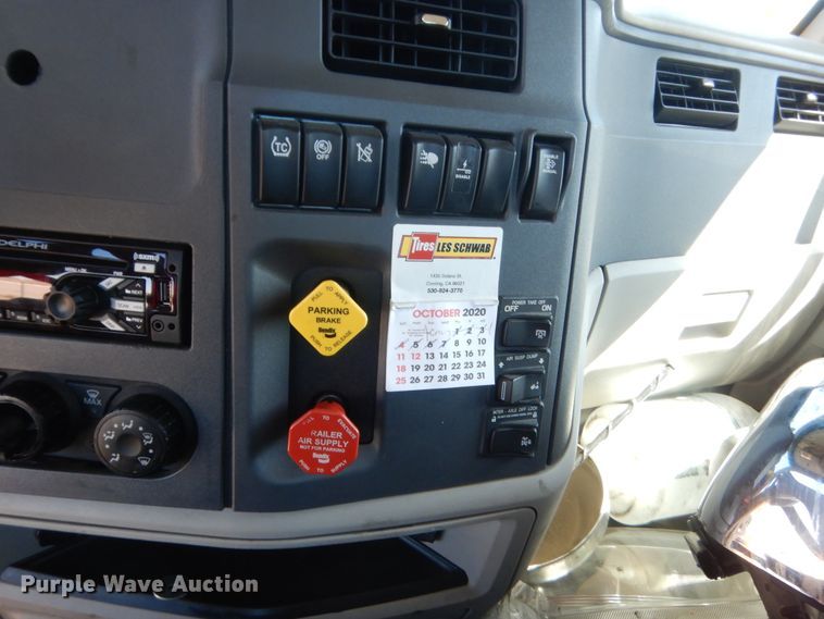 image for item ET9194 2019 Peterbilt 579  semi truck