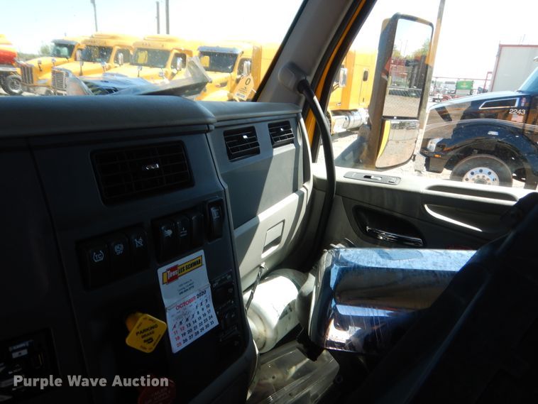 image for item ET9194 2019 Peterbilt 579  semi truck