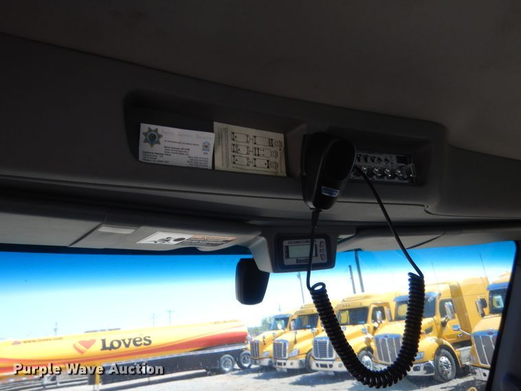 image for item ET9194 2019 Peterbilt 579  semi truck