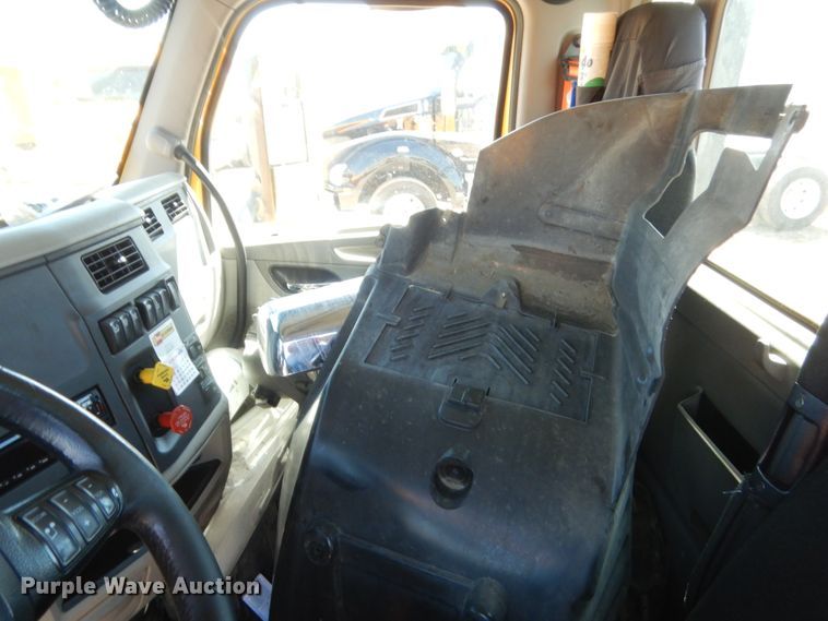 image for item ET9194 2019 Peterbilt 579  semi truck