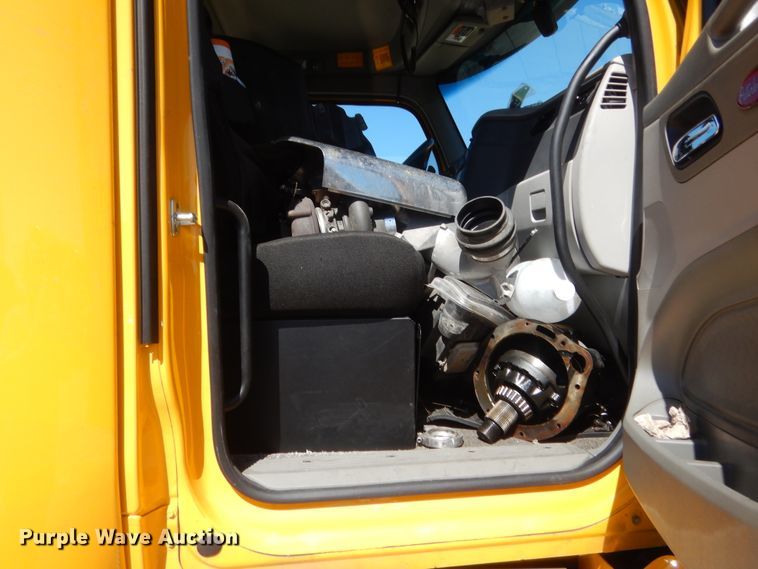 image for item ET9194 2019 Peterbilt 579  semi truck