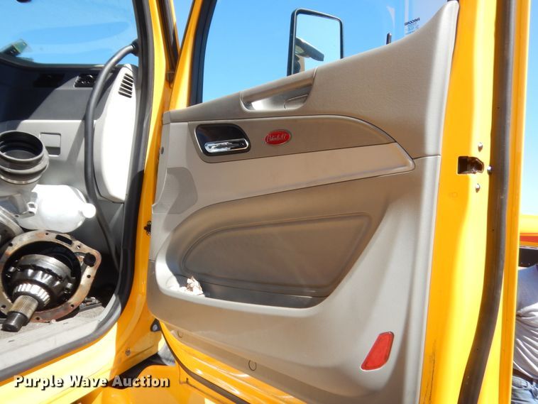 image for item ET9194 2019 Peterbilt 579  semi truck