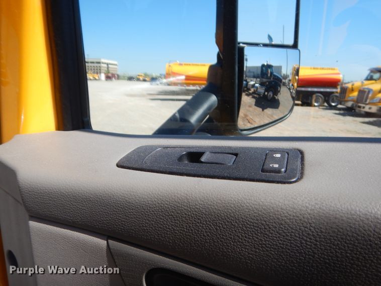 image for item ET9194 2019 Peterbilt 579  semi truck