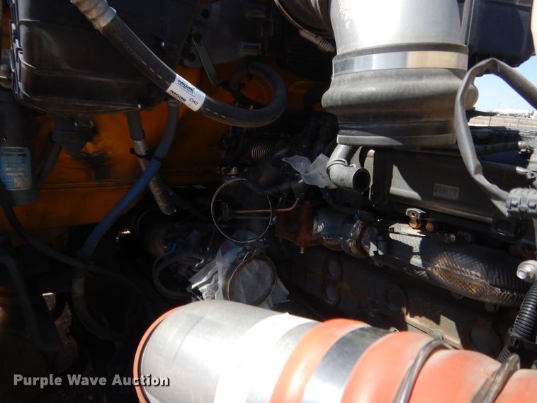 image for item ET9194 2019 Peterbilt 579  semi truck