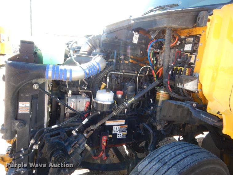 image for item ET9194 2019 Peterbilt 579  semi truck