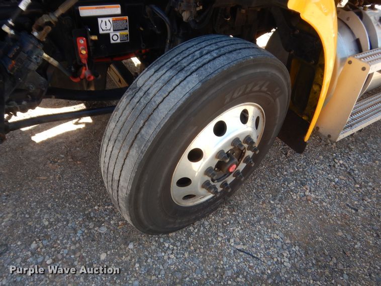 image for item ET9194 2019 Peterbilt 579  semi truck