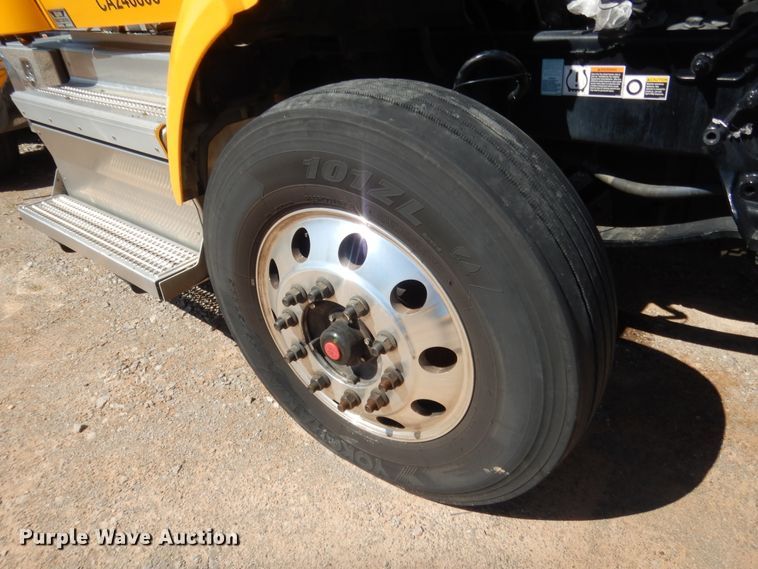 image for item ET9194 2019 Peterbilt 579  semi truck